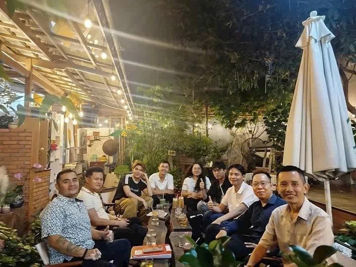 Intercontinental Club friends gathered for an evening conversation